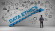 © Robert Kneschke - Geschäftsmann steht vor Pfeil mit Icons und Schriftzug „Data Ethics“ als Konzept für Datenethik