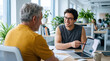© InoStudiox - Consultant échangeant avec un client senior autour de documents