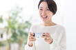 © naka - ゲームをする女性