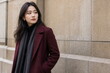 © AiPhoto - バーガンディのコートでカメラを見る日本人女性の冬ポートレート