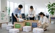 © rimosuke - オフィスで古紙を分別回収しリサイクル活動に取り組むビジネスチーム