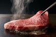 © Arch & Human Studio - 高級霜降り和牛ステーキが鉄板で焼かれ湯気立つ食欲そそる調理風景