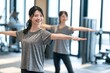 © Arch & Human Studio - 健康的なライフスタイルをジムで楽しむ笑顔の女性