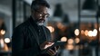 © oval - Erfahrener IT-Techniker überprüft Netzwerkeinstellungen auf einem Tablet im modernen Büro