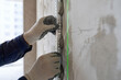 © milanchikov - Actividad de construcción en una pared en un edificio en renovación durante el día