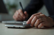 © David Martínez - Diseñador gráfico trabajando con lápiz óptico y tableta en un escritorio de trabajo