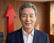 © CoreSelect - 상승 화살표 앞에 선 노인 남성 (성공 컨셉) / Elderly Man in Front of an Upward Arrow (Success Concept)