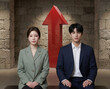 © CoreSelect - 상승 화살표 앞에 선 젊은 커플 (성공 컨셉) / Young Couple in Front of an Upward Arrow (Success Concept)
