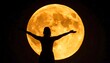 © EBG Stock Studio - Silueta de mujer con los brazos extendidos frente a una gran luna llena sobre fondo oscuro
