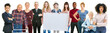 © Robert Kneschke - Panorama aus Erwachsenen vieler Generationen halten zusammen Plakat mit Textfreiraum