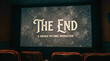 © Argiduna - Un fotograma de película retro, con grano y arañazos, que muestra el texto 'THE END' en letras blancas envejecidas sobre un fondo negro desgastado y con agujeros de arrastre en los bordes.