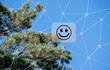 © sh99 - Digitales Umweltkonzept mit einem lächelnden Smiley vor blauer Himmel und Pinienbaum, vernetzte Technologie und Ökologie im modernen Zeitalter für Nachhaltigkeit.