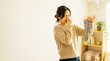 © 誠二 - 靴下の嫌な臭いに顔をしかめて鼻をつまむ若い女性洗濯物の生乾き臭・足の臭いに不快感を示す日本人女性部屋干しの臭いや靴下の悪臭に悩む女性のイラスト・イメージ写真汚れた靴下を持って臭い対策や消臭をイメージさせる女性室内で靴下の悪臭に眉をひそめる女性（コピースペースあり）