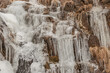 © PhotoMet - acqua ghiacciata in un ruscello di montagna in Italia in inverno