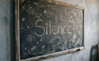 © velikiyzayats - Silence, mot écrit à la craie sur un tableau noir, concept de calme et de concentration pour éducation