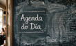 © velikiyzayats - Agenda do Dia escrita em lousa com giz representando planejamento diario, organizacao e rotina de trabalho em restaurante ou escritorio