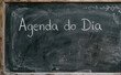 © velikiyzayats - Agenda do Dia escrita a giz em lousa preta para planejamento diario, organizacao de rotina e produtividade no trabalho
