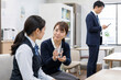 © studioROSSY - 難しい接客後に休憩室で同僚の支援を受ける日本人女性従業員