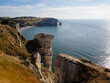 © acaballero67 - Bonita vista de las formas rocosas, un arco de piedra y la playa desde los acantilados de alabastro de Etretat en la costa de Normandía, viajando en verano de 2022 por Francia