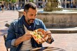 © ENZA - uomo che mangia una piazza nel centro di una città
