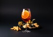 © Sathaporn Buarabut - Un bicchiere di spritz ghiacciato con una fetta di arancia fresca accanto a stuzzichini e olive serviti su un elegante fondo nero scuro, bar, drinkware, beverage