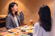 © maroke - 居酒屋でお酒を飲む女性の会社員