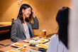 © maroke - 居酒屋でお酒を飲む女性の会社員