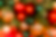 © Simplementbeau. - Fond bokeh de Noël avec lumières floues rouge, orange et vert en arrière-plan festif