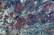 © C.Castilla - Textura de piedra colorida con minerales variados. Superficie de roca mineralizada con colores mixtos; transmite geología, diversidad natural y estética.