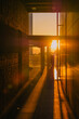 © suisounonou - ビルの通路に強く差し込む夕日と長い影の幾何学的な建築風景