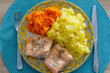 © Henryk Niestrój - Zdrowy obiad: pieczony łosoś (Salmo salar), gotowane ziemniaki i marchewka. Zbilansowany posiłek, kuchnia fit, zdrowa dieta.