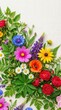 © Sayfar - Texture floreale continua con un mix vibrante di vari fiori selvatici e da giardino, petali colorati e foglie verdi lussureggianti, tessuto, vivace, foglie verdi