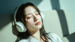 © sizzle - ソファに座って音楽を聴いている女性