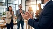 © Olga Ко - Equipe Multicultural Aplaudindo Colega no Escritório em Celebração de Conquista Profissional e Reconhecimento no Trabalho
