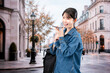 © maroke - 海外旅行をしながらAIで調べ物をする若い女性