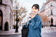 © maroke - 海外旅行をしながらAIで調べ物をする若い女性
