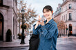 © maroke - 海外旅行をしながらAIで調べ物をする若い女性