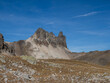 © AldoBarnsOutdoor - montagne du cheval blanc dans le massif du thabor en descendant vers le refuge du thabor avec alpage et panorama