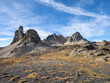 © AldoBarnsOutdoor - Pointe du cheval blanc et en arrière plan la roche de la pelle, dans le massif du mont thabor, alpes françaises, avec alpages, roches acérées