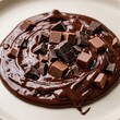 © Sourithideth - Texture golosa e ravvicinata con cioccolato fuso denso e lucido, arricchita da pezzi assortiti e cubetti di cioccolato fondente e al latte, texture, mosso, irregolare