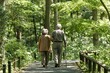 © Arch & Human Studio - 木漏れ日の中をシニア夫婦が寄り添って歩く絆を感じる風景