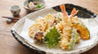 © Blue Studio - 和食店で提供される揚げたての天ぷら盛り合わせ