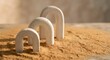© AIStudioGallery - Drei weiße Keramikbögen auf feinem gelbem Sand im warmen Sonnenlicht, abstraktes architektonisches Stillleben mit viel Kopierraum