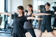 © Arch & Human Studio - 笑顔でフィットネスを楽しむ男女のグループトレーニング