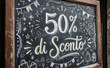 © velikiyzayats - 50 di Sconto cartello lavagna promozionale affare risparmio saldi commercio