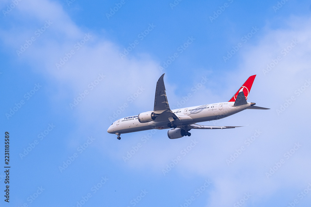 Stock-Foto „Turkish Airlines Boeing 787-9 TC-LLJ approaches ...