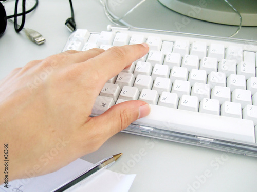 Plakat w ramie main sur clavier d'ordinateur