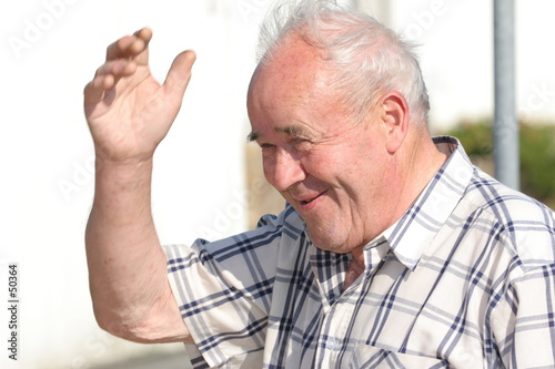 hé, salut (salutation d'un vieux homme)
