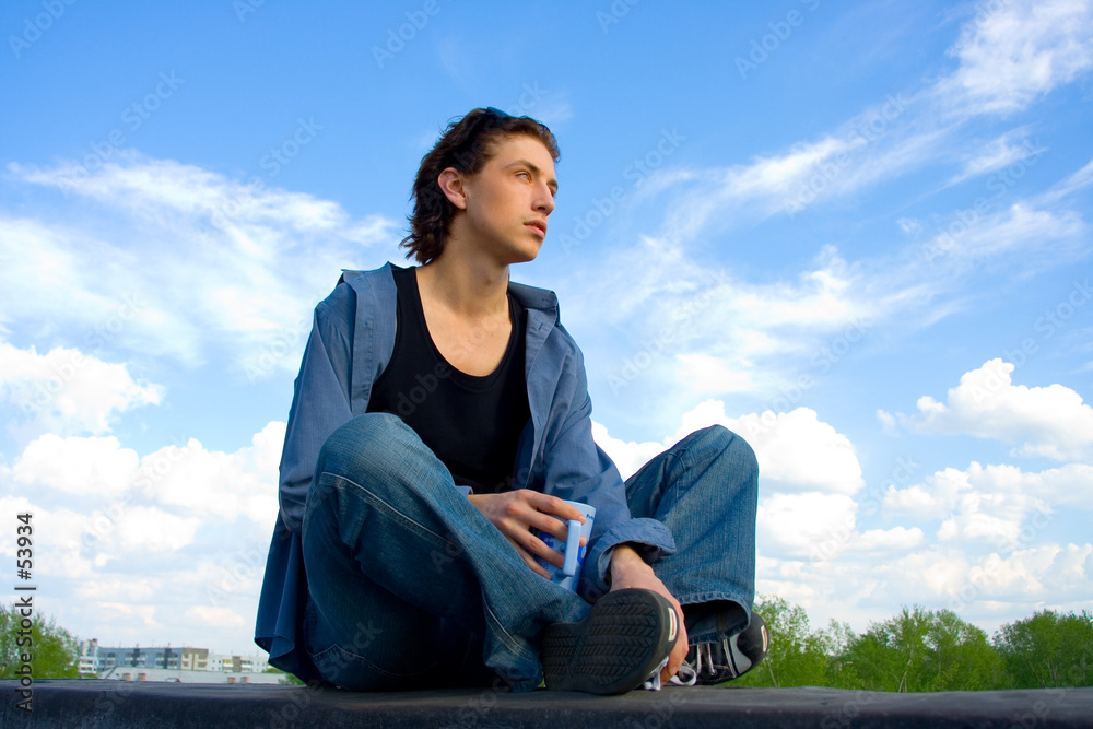 Fotografie young man over sky