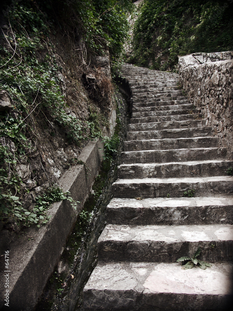Fototapeta premium vieil escalier tournant avec caniveau